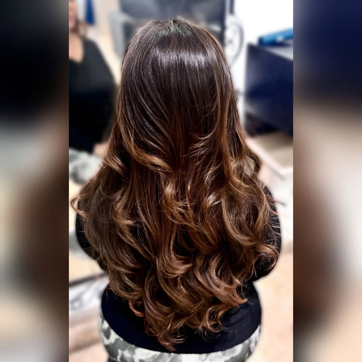 Cabello castaño con reflejos y ondas realizado en la peluquería María Belén Bugliolo